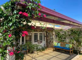 Lakefront Stone Cottage，位于云加布拉的酒店