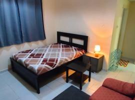 Cozy Bedroom for Gent，位于沙迦的旅馆