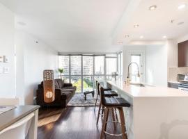 Luxury 2-bedroom condo beach side Yaletown，位于温哥华的酒店