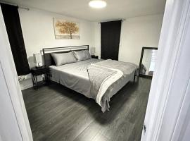 2 Bedroom Basement Suite in the heart of Laval，位于拉瓦尔的酒店