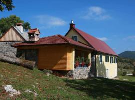 Holiday house with a parking space Zuta Lokva, Senj - 22686，位于Brinje的酒店