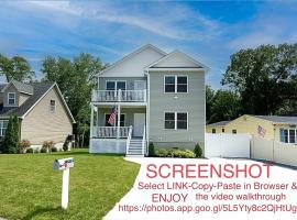 Beach House Cape May just 1 block from the Bay & a Short 5 minutes walk, Sleeps 19，位于五月岬郡的别墅