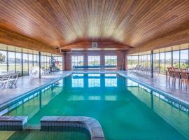 Prestigious Expansive Home with Almost Everything，位于Sandford的酒店