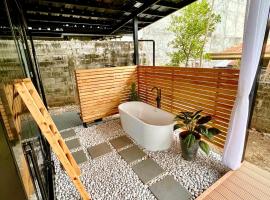 Cozy Tiny Home with Outdoor Hot Tub in City Center，位于达沃市的乡村别墅
