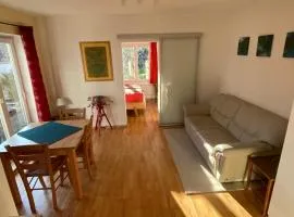 Häuschen mit Gartenblick