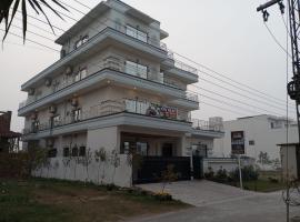 Hotel Luxe Heights Lahore，位于拉合尔阿拉马·伊克巴勒国际机场 - LHE附近的酒店