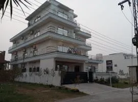 Hotel Luxe Heights Lahore
