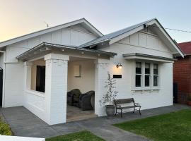 Charming central cottage in Wagga Wagga，位于沃加沃加的酒店