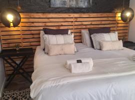 EXQUISITE PRIVATE LUXURY SUITE WITH KING BED at BOKMAKIERIE VILLAS，位于温特和克温得和克贝恩斯购物中心附近的酒店