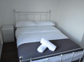 House Share - Rooms to Let with Shared Bathroom on 2nd Floor，位于奥尔德伯里的酒店