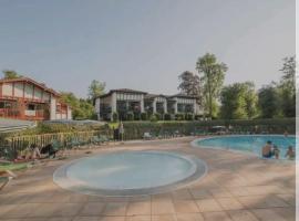 2- Grand parc arboré à St Jean Pays Basque，位于Uhart-Cize的酒店