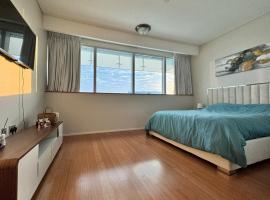 Luxury private sea view room，位于阿布扎比马斯达尔市附近的酒店