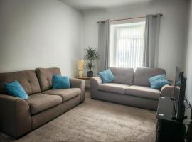 Central 2-bedroom bunglow with double sofa bed，位于卡诺斯蒂的度假屋