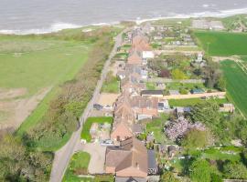 2 minutes to Happisburgh beach and lighthouse views - dog friendly Norfolk，位于Happisburgh的酒店