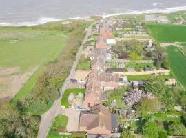 2 minutes to Happisburgh beach and lighthouse views - dog friendly Norfolk