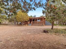 Cozy Cabin in Heber with a deck, fireplace and pet friendly，位于Heber的酒店
