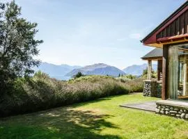 Bullock Creek Chalet - Sleeps 8 - Lake & Mountain Views - Private & Secluded
