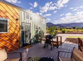 The Narrows Tiny Home，位于Apple Valley的小屋