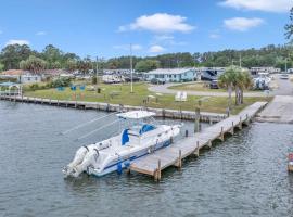 Waterfront Vacation Home near Camp Lejeune，位于Sneads Ferry的酒店