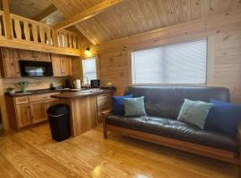 Get-away Cabin in Surf City w Loft and Parking，位于瑟夫城的酒店