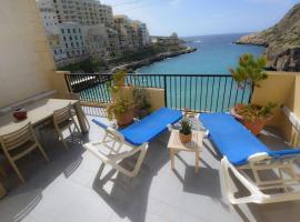 Seafront duplex Penthouse with Terrace overlooking Xlendi Bay，位于克伦蒂的酒店