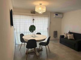 Hermoso departamento cerca embajadas con patio，位于布兰卡港的酒店