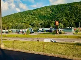 Econo Lodge Inn & Suites Norton - Wise South