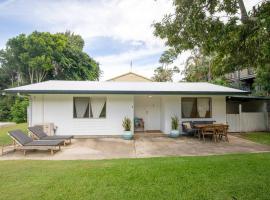 Cosy Straddie cottage + sleeps 6 + close to beach，位于波因特卢考特的度假屋