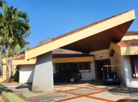 La Casa de Cariari Al Golf，位于埃雷迪亚的住宿加早餐旅馆