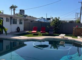 Cozy Home with Sparkling Pool/Pet Friendly，位于梅萨的酒店