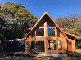 歴史ある鹿島神宮の森の中にひっそりと佇むログハウス，位于Kashima的家庭/亲子酒店
