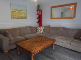 Chelsea House-Huku Kwetu Dunstable-3 Bedroom House - Suitable & Affordable -Business Travellers - Group Accommodation - Comfy, Spacious with Lovely Garden Views，位于Houghton Regis的自助式住宿