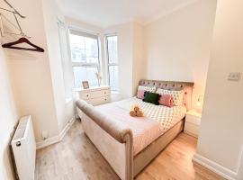 Charming apartment with a small garden in Finsbury Park，位于伦敦芬斯伯里公园附近的酒店