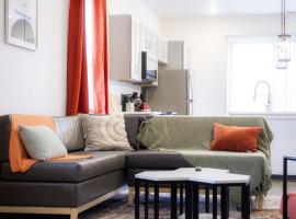 Stunning 4-BR Houses with On-Site Pool，位于布卢明顿的酒店