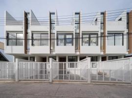 The Rooftop Townhouse in Center of Pattani，位于Ban Rusamilae的酒店