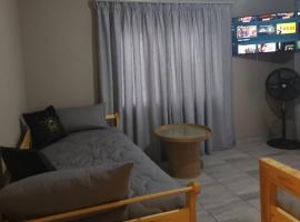 OR Tambo Rudman B self-Catering Home L2，位于博克斯堡的酒店