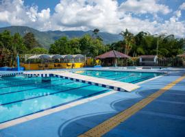 Hotel Karlaká Calarcá Quindio，位于卡拉尔卡的酒店