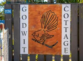 Godwit Cottage - Pākawau Beachfront Holiday Home，位于Pakawau的别墅