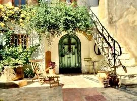 Oliva Courtyard Guesthouse