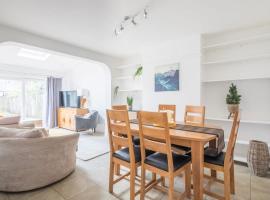 Fantastic central 4-bed home FREE PARKING，位于Cherry Hinton的度假屋