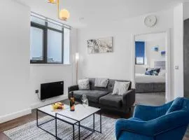 Priority Suite - Modern 2 Bedroom Apartment in Birmingham City Centre - Perfect for Family, Business and Leisure Stays by Estate Experts