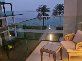 Two Bedroom-The Address Beach Resort Fujairah，位于Sharm的酒店