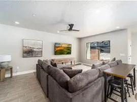 Park Views~ Hot Tub Pool~ 4 Private Master Suites
