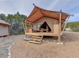 12 Fires Luxury Glamping with AC #3，位于约翰逊城的酒店