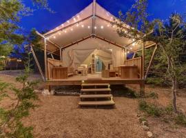 Tent#5-Camping Tent on a Winery in Texas Hill Country，位于约翰逊城的豪华帐篷