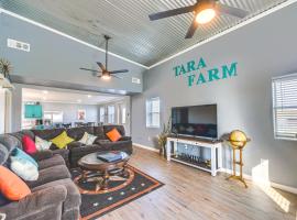 4 Mi to Whitney Lake Home on 30 Acres!，位于Whitney的酒店