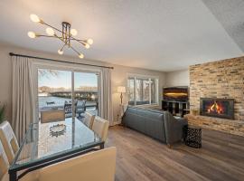 Riverfront Champlin Townhome with Deck and Water View!，位于Champlin的度假屋