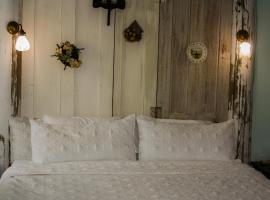 Bed & Breakfast private room and bath，位于Edwardsburg的酒店