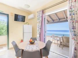 Amazing Sea View Balcony Ginos Home 123，位于格利法达的高尔夫酒店