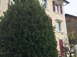 Le Houx，位于Cormoret的酒店